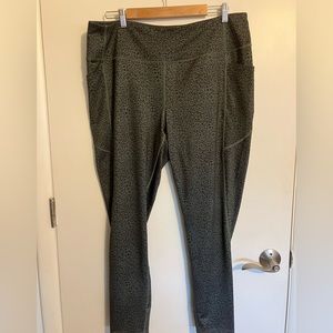 Women’s 2X Tek Gear green and black workout pants. Never worn. Smoke-free home.